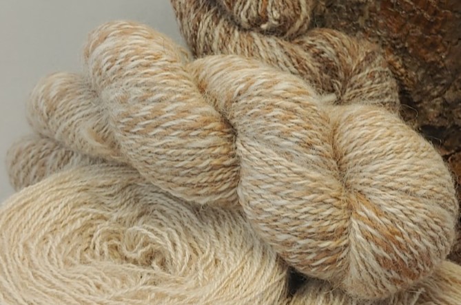 Yarn in a blend of light and medium fawn alpaca fibre