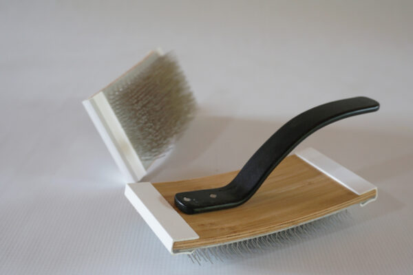 Flick carder/cleaning brush